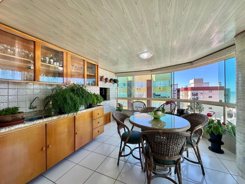 APARTAMENTO NO CORAÇÃO DA CIDADE, JUNTO AO MAR E COM SACADA AMPLA DE F: 25ª foto da galeria de imagens do imóvel