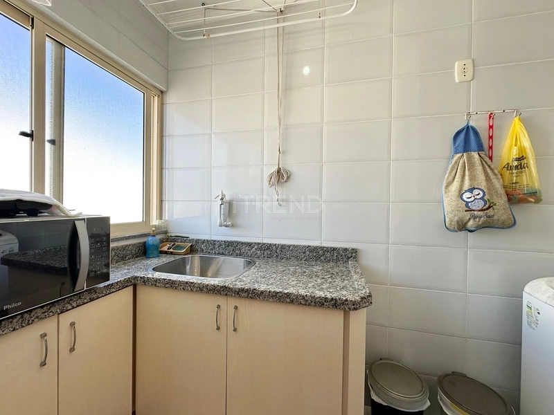 APARTAMENTO NO CORAÇÃO DA CIDADE, JUNTO AO MAR E COM SACADA AMPLA DE F: 3ª foto da galeria de imagens do imóvel