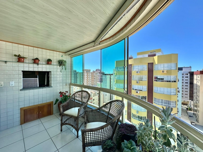 APARTAMENTO NO CORAÇÃO DA CIDADE, JUNTO AO MAR E COM SACADA AMPLA DE F: 7ª foto da galeria de imagens do imóvel