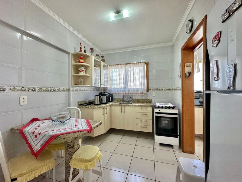 APARTAMENTO NO CORAÇÃO DA CIDADE, JUNTO AO MAR E COM SACADA AMPLA DE F: 6ª foto da galeria de imagens do imóvel