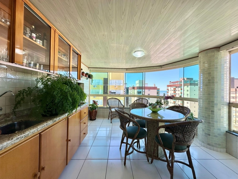 APARTAMENTO NO CORAÇÃO DA CIDADE, JUNTO AO MAR E COM SACADA AMPLA DE F: 5ª foto da galeria de imagens do imóvel