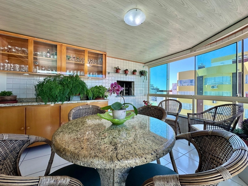 APARTAMENTO NO CORAÇÃO DA CIDADE, JUNTO AO MAR E COM SACADA AMPLA DE F: 13ª foto da galeria de imagens do imóvel