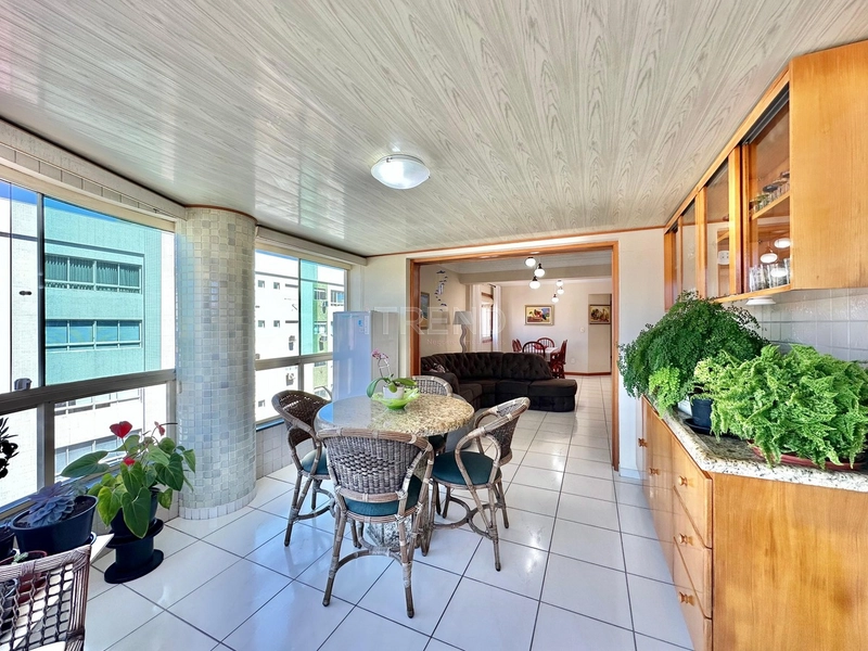APARTAMENTO NO CORAÇÃO DA CIDADE, JUNTO AO MAR E COM SACADA AMPLA DE F: 8ª foto da galeria de imagens do imóvel