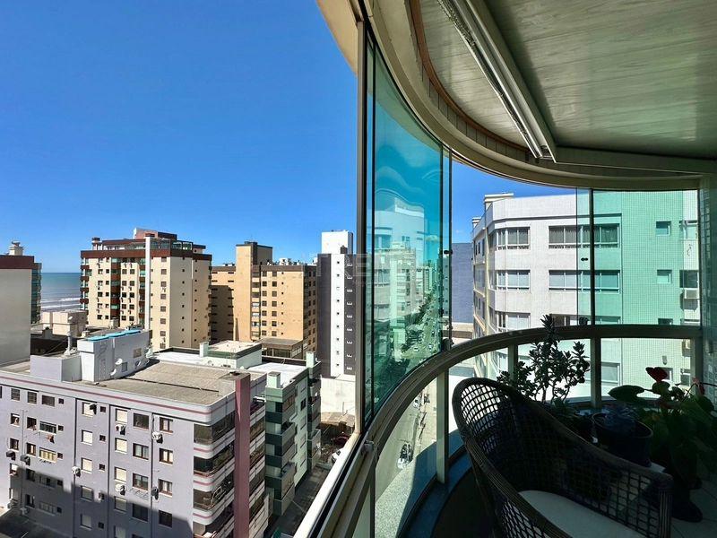 APARTAMENTO NO CORAÇÃO DA CIDADE, JUNTO AO MAR E COM SACADA AMPLA DE F: 2ª foto da galeria de imagens do imóvel