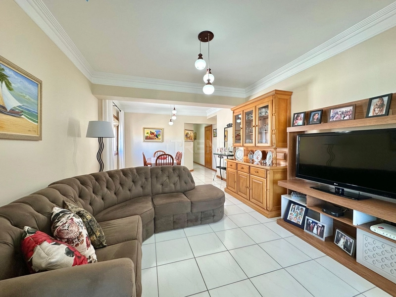APARTAMENTO NO CORAÇÃO DA CIDADE, JUNTO AO MAR E COM SACADA AMPLA DE F: 4ª foto da galeria de imagens do imóvel
