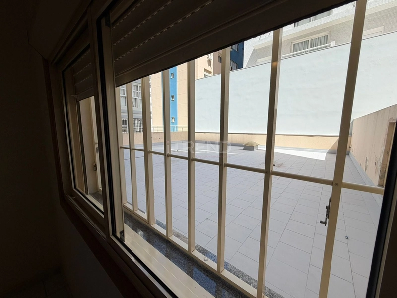 SACADA DE FRENTE PARA A RUA: 7ª foto da galeria de imagens do imóvel