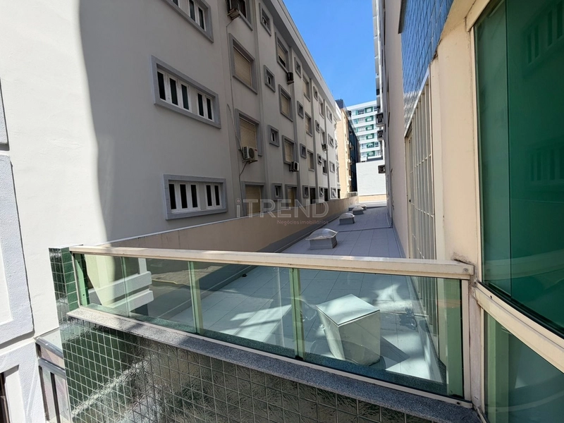 SACADA DE FRENTE PARA A RUA: 9ª foto da galeria de imagens do imóvel