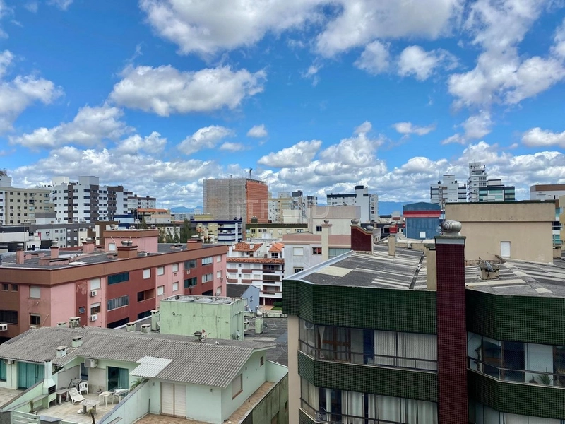 Sacada de frente com churrasqueira: 12ª foto da galeria de imagens do imóvel