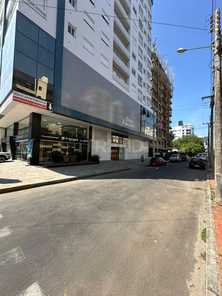 Edifício de esquina na Avenida Central: 11ª foto da galeria de imagens do imóvel