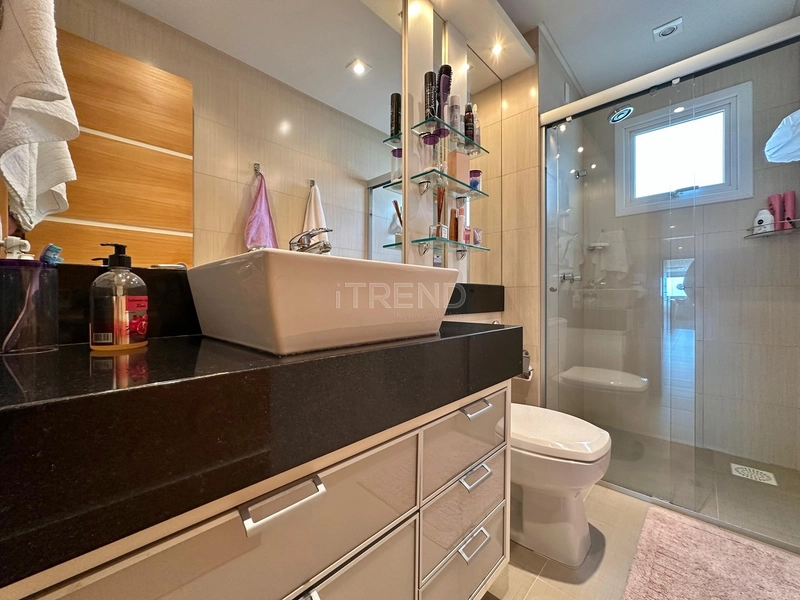 APARTAMENTO COM AMPLA SACADA DE FRETE PARA O MAR: 1ª foto da galeria de imagens do imóvel