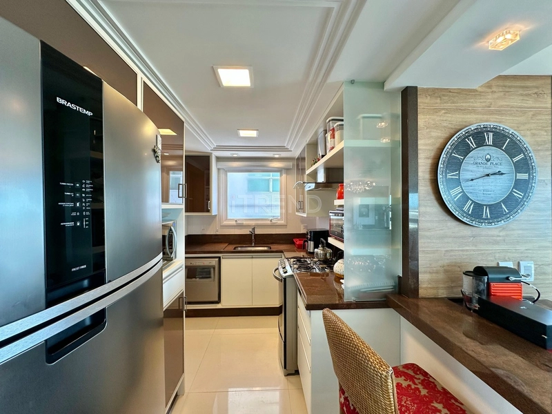 APARTAMENTO COM AMPLA SACADA DE FRETE PARA O MAR: 24ª foto da galeria de imagens do imóvel