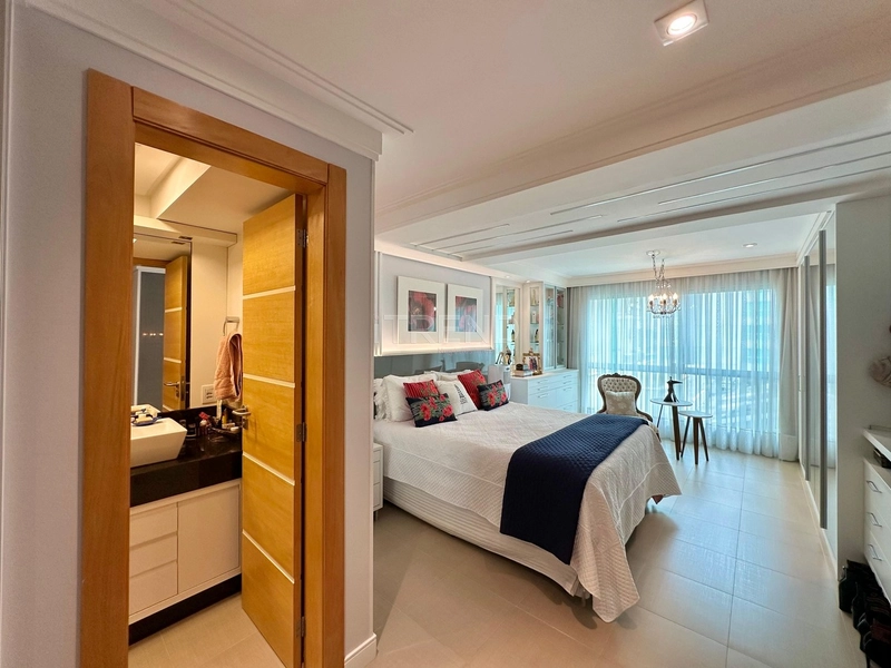 APARTAMENTO COM AMPLA SACADA DE FRETE PARA O MAR: 12ª foto da galeria de imagens do imóvel