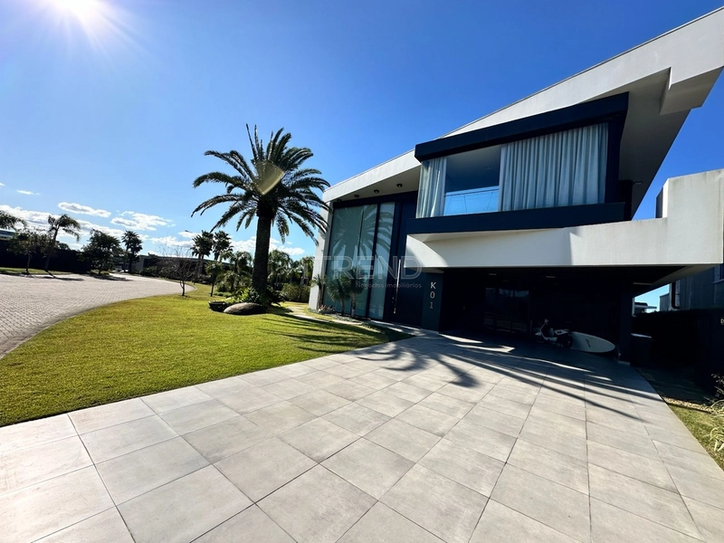 Ampla mansão com 477 m2 privativos beira lago!: 10ª foto da galeria de imagens do imóvel