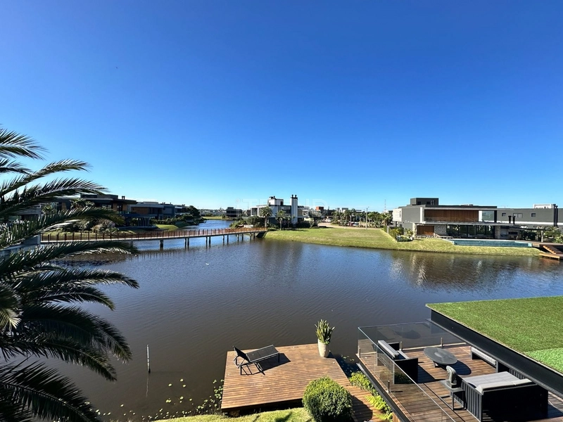 Ampla mansão com 477 m2 privativos beira lago!: 23ª foto da galeria de imagens do imóvel