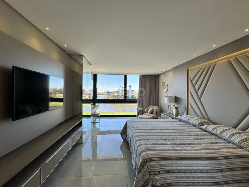 Ampla mansão com 477 m2 privativos beira lago!: 17ª foto da galeria de imagens do imóvel