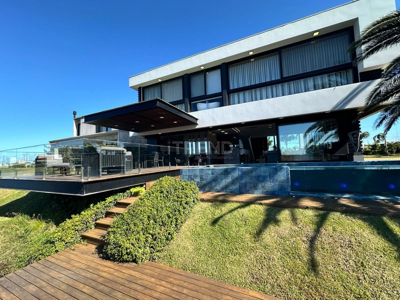 Ampla mansão com 477 m2 privativos beira lago!: 2ª foto da galeria de imagens do imóvel