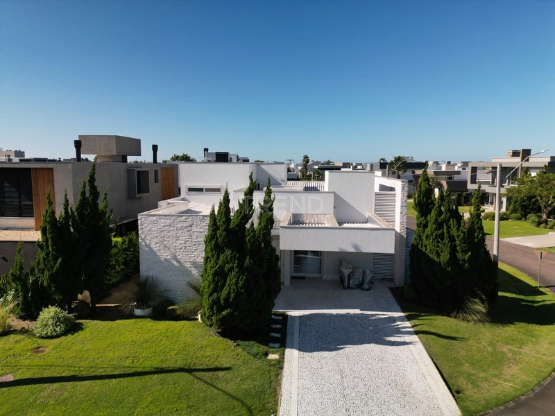 Luxuosa Mansão de Esquina: 2ª foto da galeria de imagens do imóvel