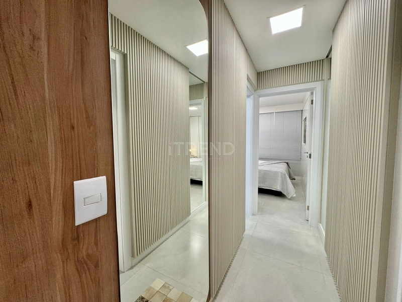 Belíssimo apartamento com sacada de frente: 3ª foto da galeria de imagens do imóvel