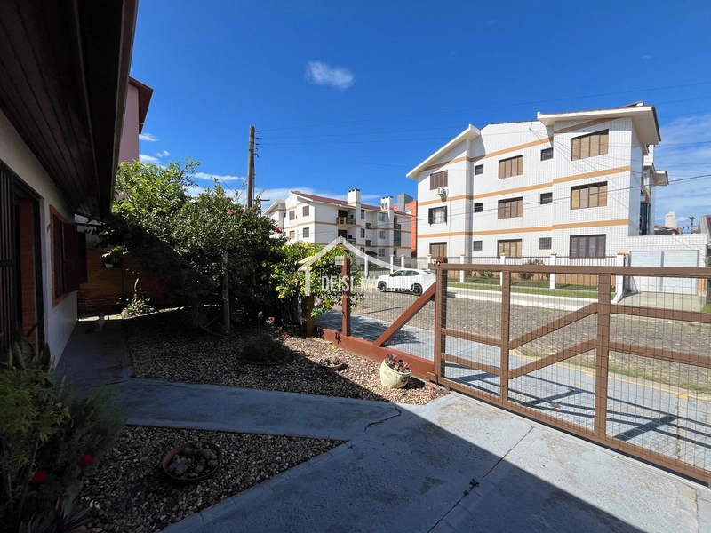 Excelente casa três dormitórios pertinho do mar em Capão Novo: 1ª foto da galeria de imagens do imóvel