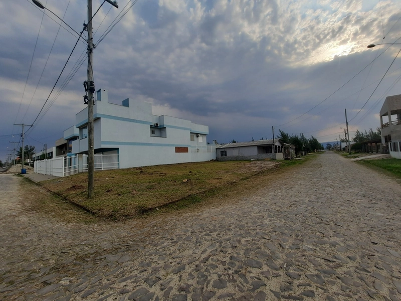 Maravilhoso terreno de ESQUINA a 1 quadra do mar na praia CAPÃO NOVO: 1ª foto da galeria de imagens do imóvel