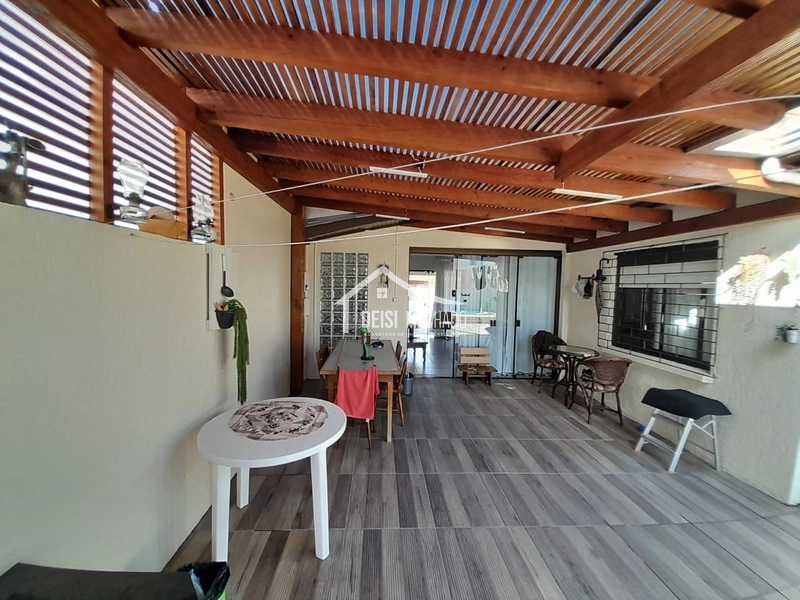 Aconchegante casa com piscina à venda na praia Capão Novo: 1ª foto da galeria de imagens do imóvel