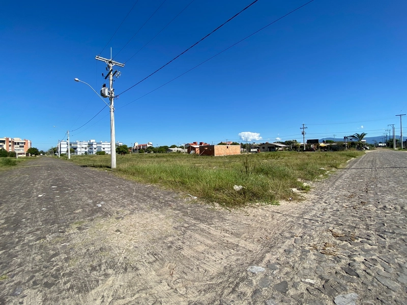 EXCLUSIVIDADE DEISI MACHADO: TERRENO DE ESQUINA  NA PRAIA CAPÃO NOVO: 4ª foto da galeria de imagens do imóvel