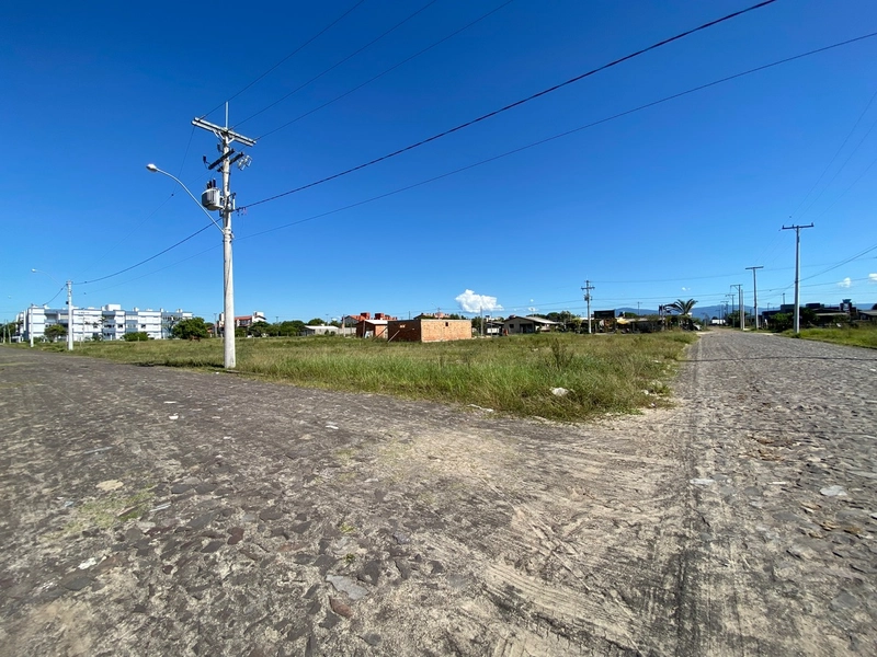 EXCLUSIVIDADE DEISI MACHADO: TERRENO DE ESQUINA  NA PRAIA CAPÃO NOVO: 2ª foto da galeria de imagens do imóvel