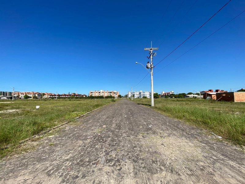 EXCLUSIVIDADE DEISI MACHADO: TERRENO DE ESQUINA  NA PRAIA CAPÃO NOVO: 3ª foto da galeria de imagens do imóvel