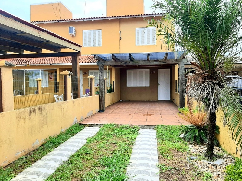 Sobrado à venda em Capão Novo – 2 dormitórios, churrasqueira e vaga: 1ª foto da galeria de imagens do imóvel
