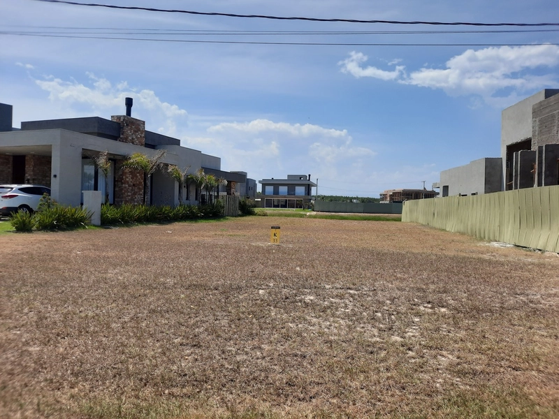 Terreno beira lago a venda condomínio Costa Serena: 1ª foto da galeria de imagens do imóvel