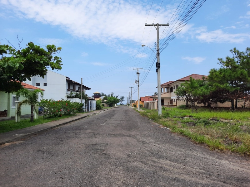 TERRENO DE ESQUINA EM CAPÃO NOVO VILLAGE: 3ª foto da galeria de imagens do imóvel
