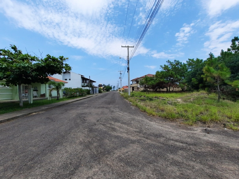 TERRENO DE ESQUINA EM CAPÃO NOVO VILLAGE: 2ª foto da galeria de imagens do imóvel