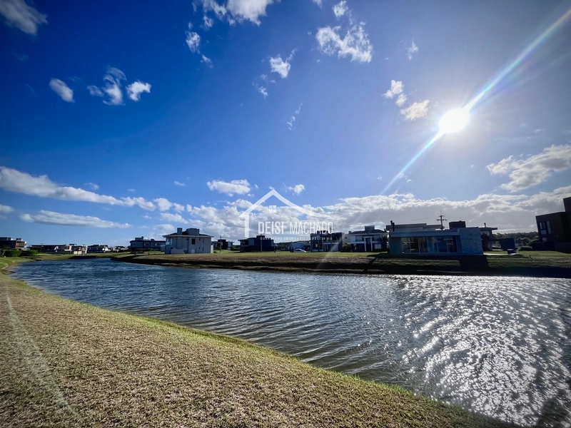 Lote Beira Lago à Venda no Condomínio Costa Serena: 3ª foto da galeria de imagens do imóvel