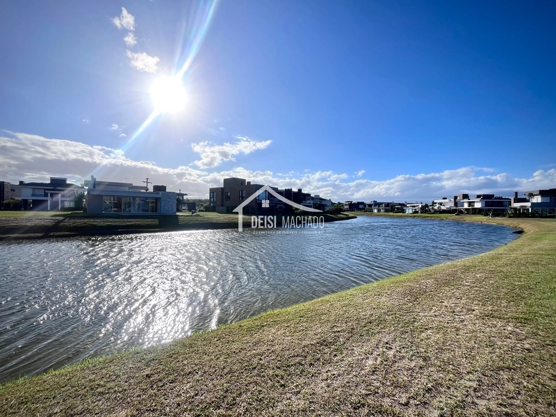 Lote Beira Lago à Venda no Condomínio Costa Serena: 4ª foto da galeria de imagens do imóvel