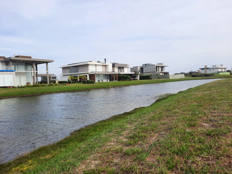 TERRENO BEIRA-LAGO a venda no condomínio Costa Serena: 2ª foto da galeria de imagens do imóvel