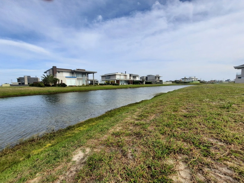 TERRENO BEIRA-LAGO a venda no condomínio Costa Serena: 1ª foto da galeria de imagens do imóvel