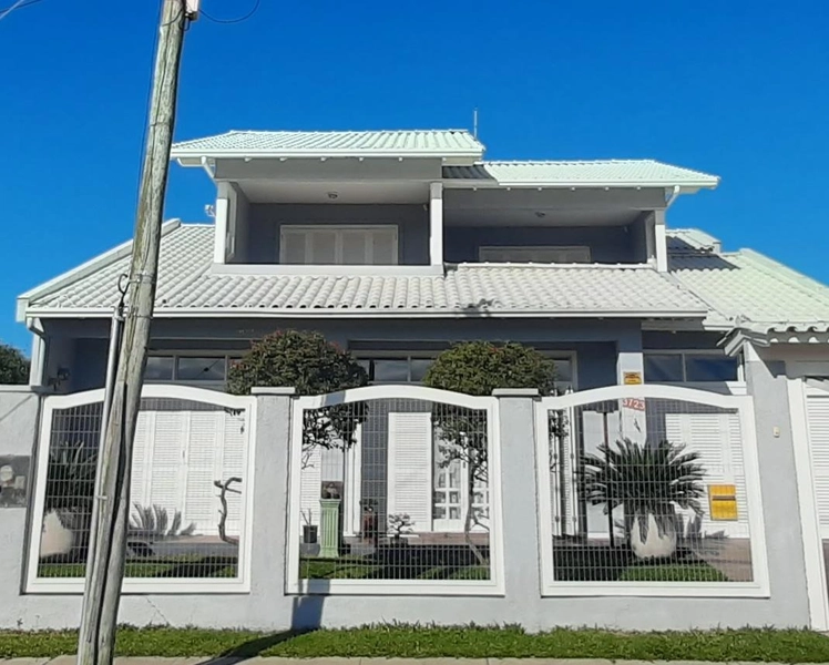 Casa de excelente padrão na Praia CAPÃO NOVO em área residencial: 1ª foto da galeria de imagens do imóvel