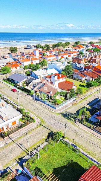 CASA 3 DORMITÓRIOS LOCALIZADA A POUCOS METROS DO MAR!: 7ª foto da galeria de imagens do imóvel