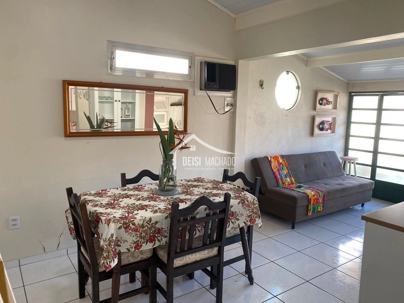 Apartamento térreo em prédio com piscinas em CAPÃO NOVO: 1ª foto da galeria de imagens do imóvel