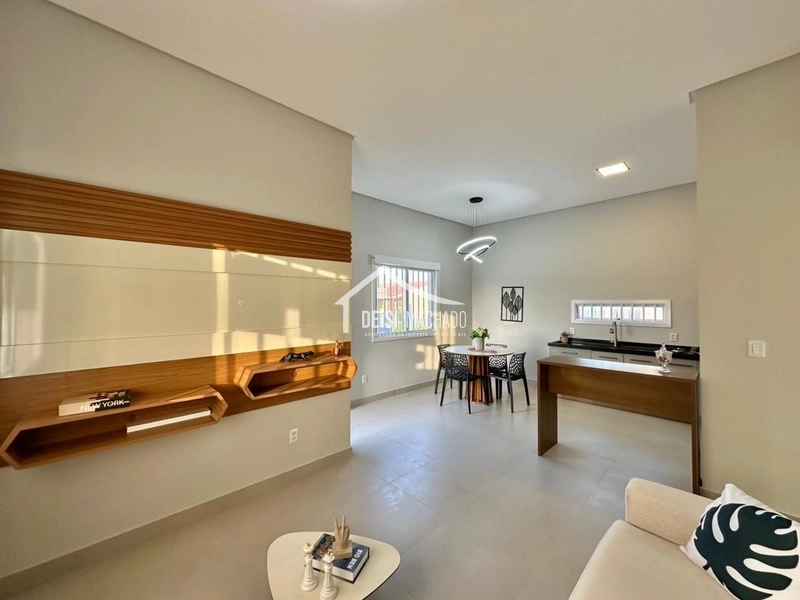 Casa Dois dormitórios próximo do mar: 1ª foto da galeria de imagens do imóvel