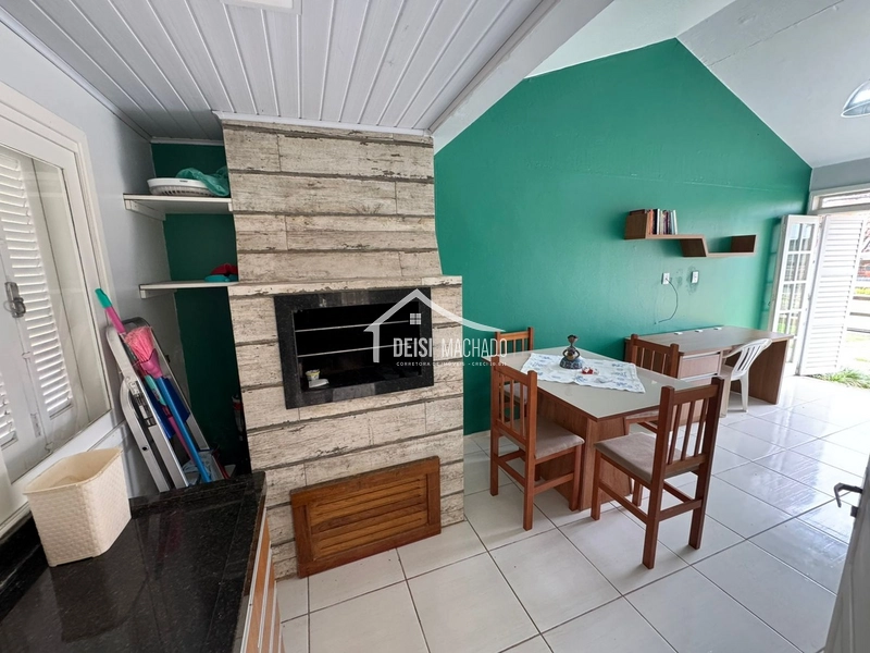 Linda vivenda dois dormitórios à venda em capão novo: 1ª foto da galeria de imagens do imóvel