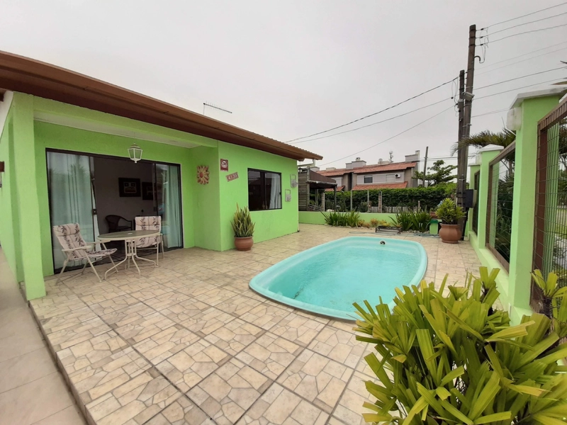 Casa com piscina na praia Capão Novo: 2ª foto da galeria de imagens do imóvel