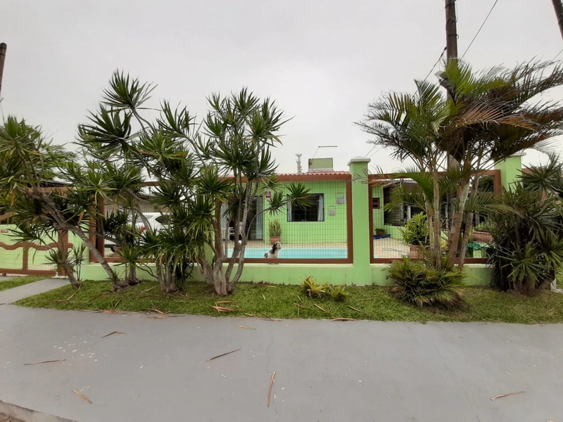 Casa com piscina na praia Capão Novo: 1ª foto da galeria de imagens do imóvel