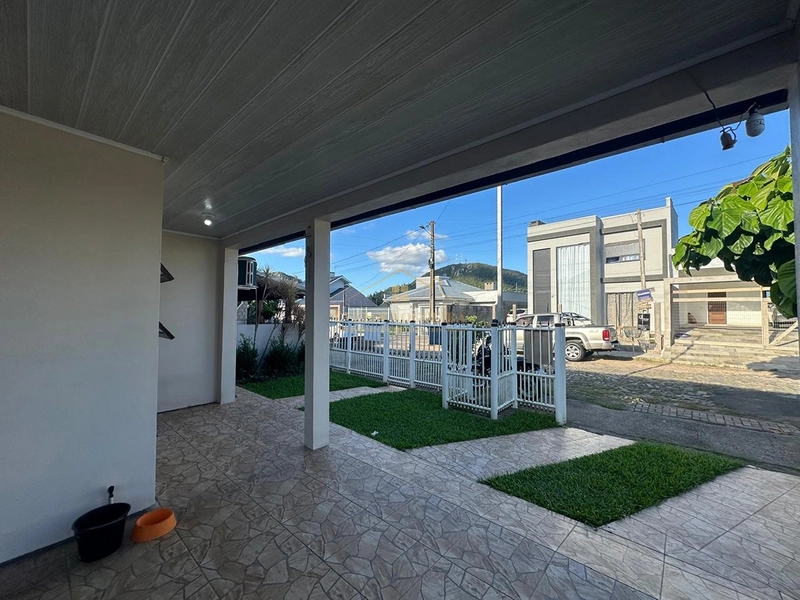 Casa de esquina no bairro Senai: 11ª foto da galeria de imagens do imóvel