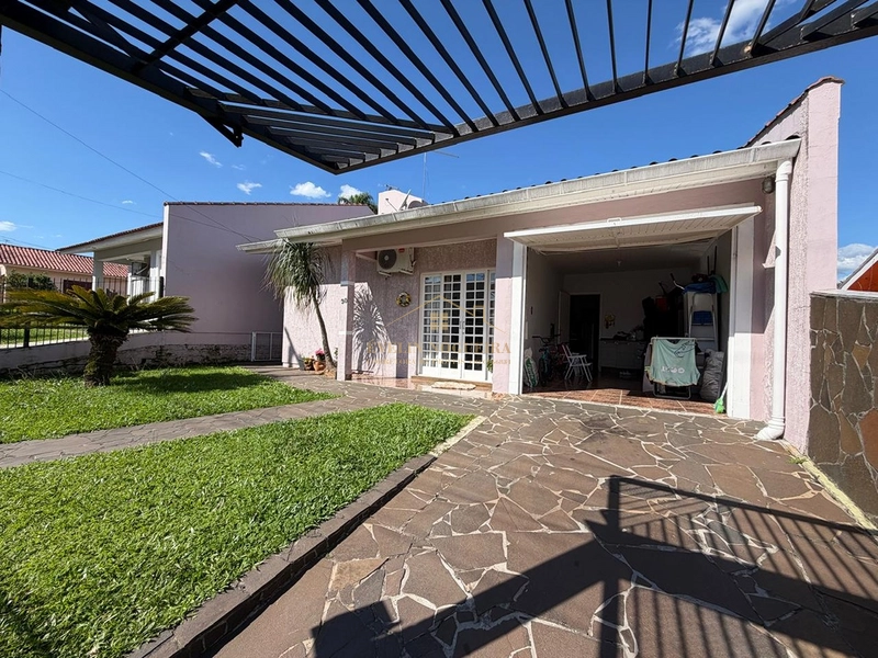Vendo ótima casa com 3 dormitórios em excelente localização!: 2ª foto da galeria de imagens do imóvel