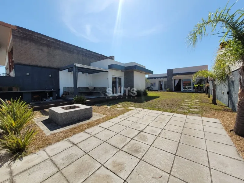 Ótima casa à poucos metros do mar na praia de Rainha do Mar: 1ª foto da galeria de imagens do imóvel