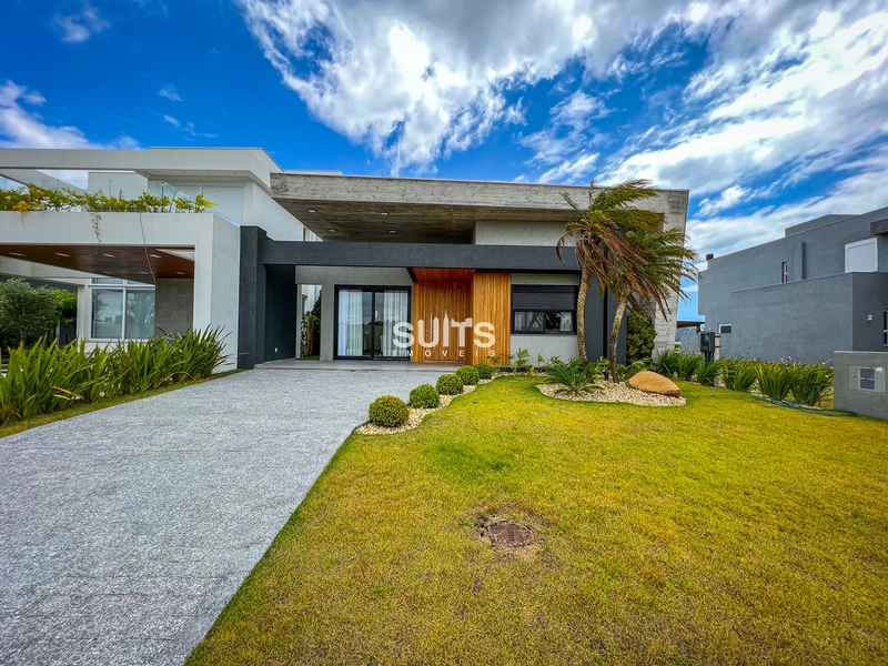 Incrível casa com linda vista para o lago no condomínio Riviera: 1ª foto da galeria de imagens do imóvel