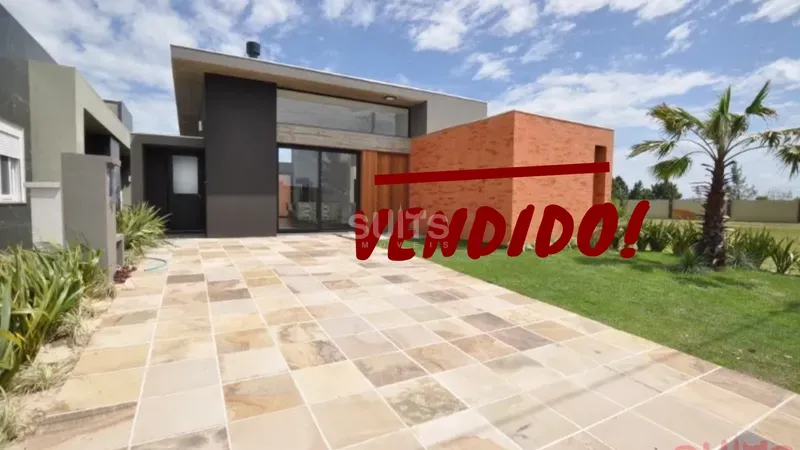 Linda casa com vista para o lago no condomínio Riviera: 1ª foto da galeria de imagens do imóvel