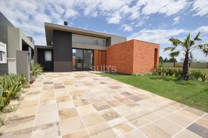 Linda casa com vista para o lago no condomínio Riviera: 2ª foto da galeria de imagens do imóvel