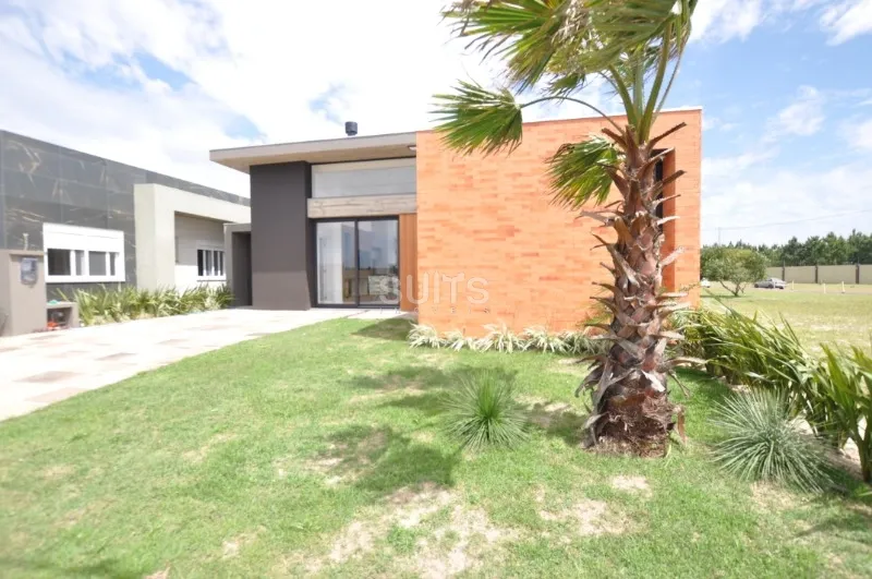 Linda casa com vista para o lago no condomínio Riviera: 3ª foto da galeria de imagens do imóvel